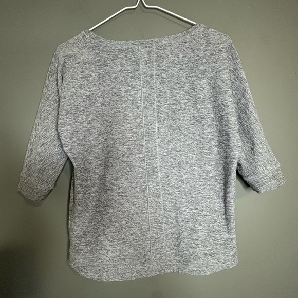 Mondetta Grey 3/4 Sleeve Athletic Top Size
Dot 3 | Lightweight Performance Tee - Picture 6 of 7
